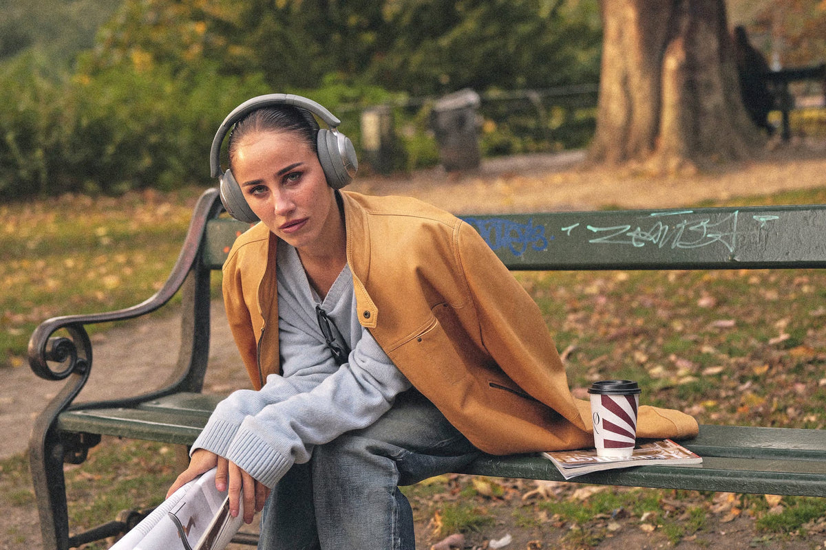 Wavell 5 Signature i Cool Gray på en parkbenk